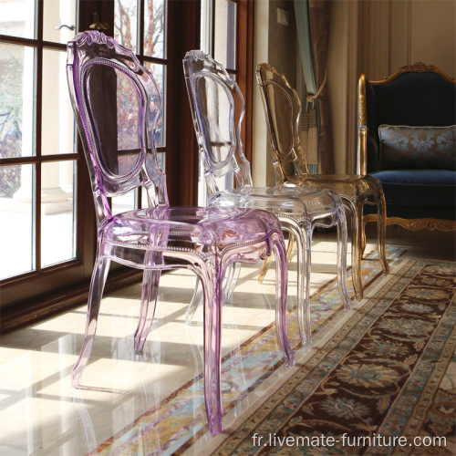 Chaises de plastique empilées de la mariée et du marié